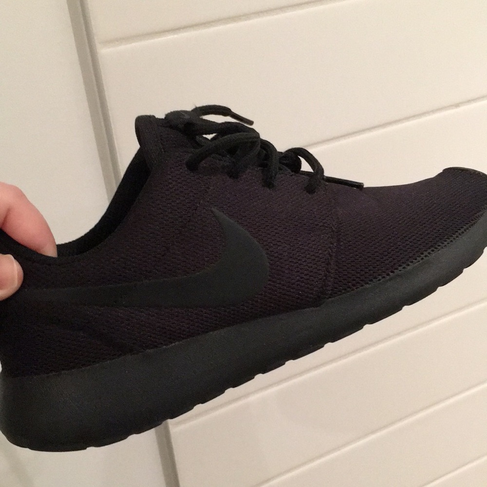 Black women’s nike sneakers